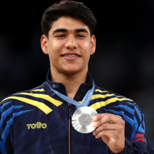 El joven Ángel Barajas gana la plata en la barra fija y le da a Colombia su primera medalla olimpica